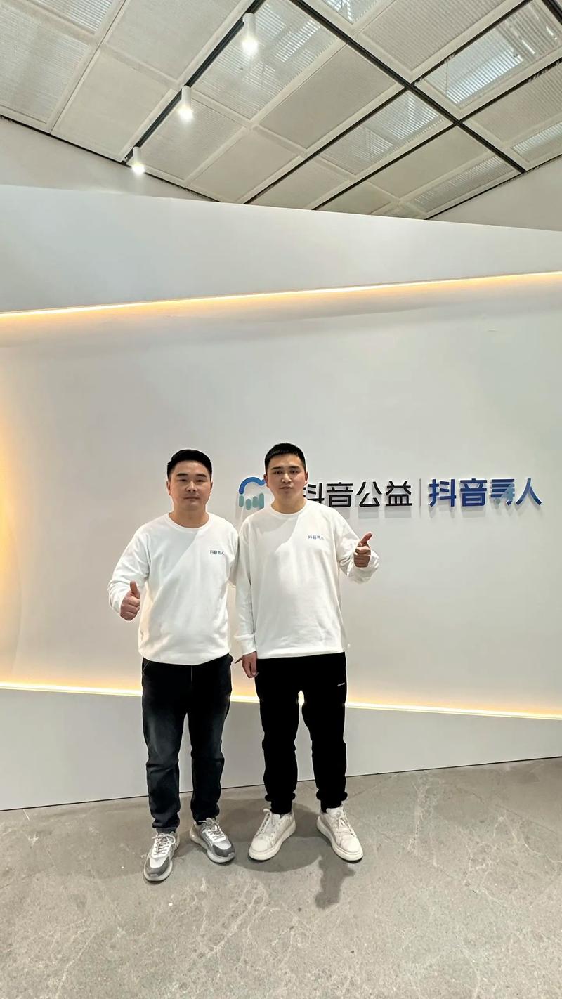 **打造抖音热门短视频：真人粉丝助力，事业飞跃新高度**